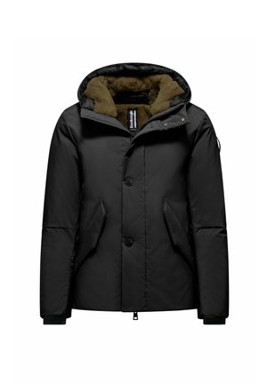 Zwarte gewatteerde jas met een met bont gevoerde capuchon, knoopsluiting, zijzakken en geribbelde manchetten; heeft een strak, warm design.