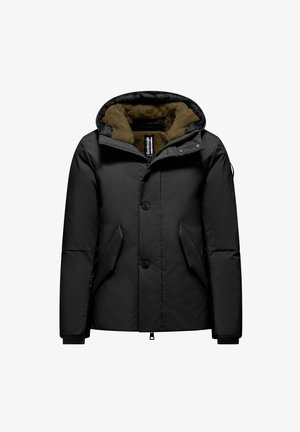 Giacca nera imbottita con cappuccio foderato in pelliccia, chiusura a bottoni, tasche laterali e polsini a coste; presenta un design elegante e caldo.