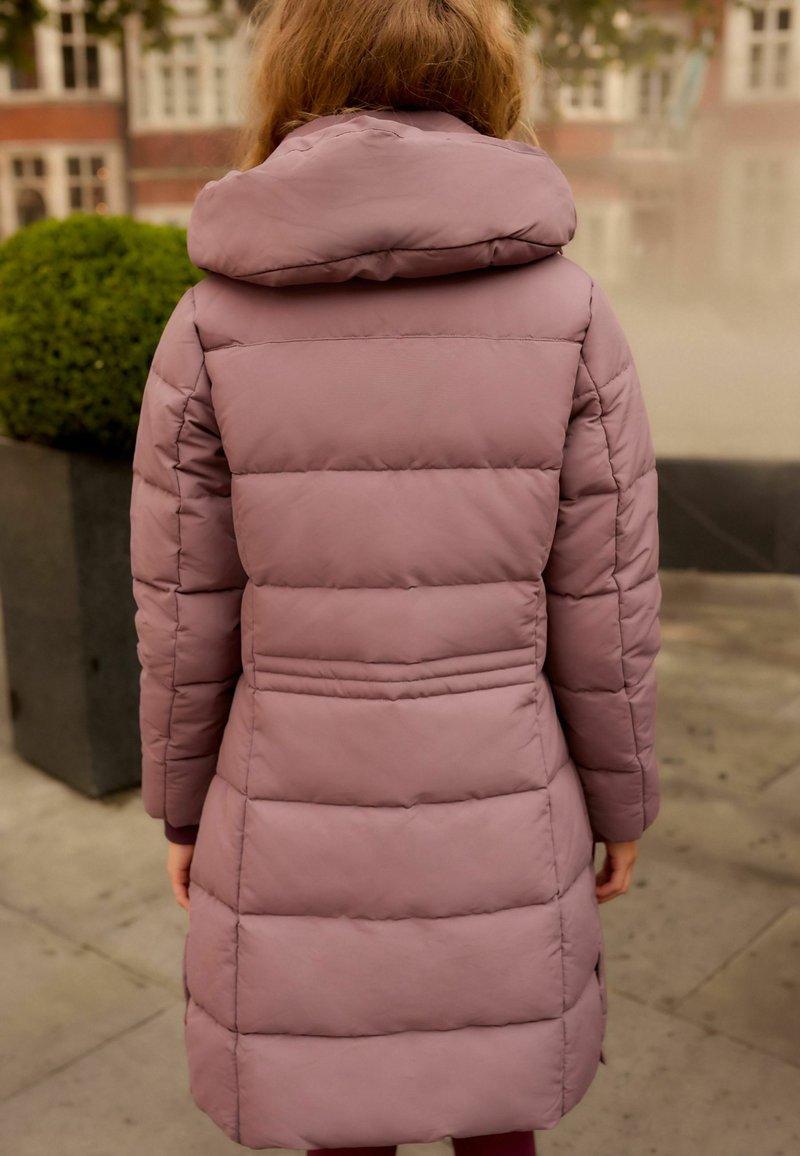 Polstret pink frakke med høj krave og lange ærmer, der har vandrette quilte og en tætsiddende talje. Glat tekstur og knælangt design.