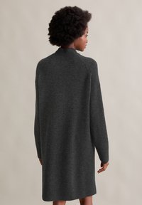 Dunkelgraues, gestricktes Kleid mit hohem Kragen, langen Ärmeln und relaxed Fit, mit gerippten Details an den Bündchen und dem Saum.