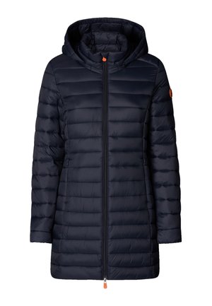 Tmavě modrá prošívaná dlouhá péřová bunda s kapucí, předním zipem a nenápadnou logovou nášivkou na levém rukávu.