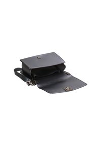 Borsa a tracolla in pelle nera con chiusura a patta, hardware in metallo, tracolla a catena rimovibile e interno liscio. Design aperto per un facile accesso.