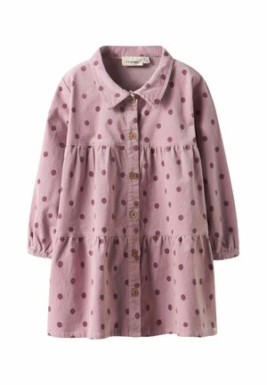 Robe rose à col avec des boutons, dotée d'un design à tiers et de pois rose foncé. Fabriquée dans un tissu texturé avec des manches élastiques.