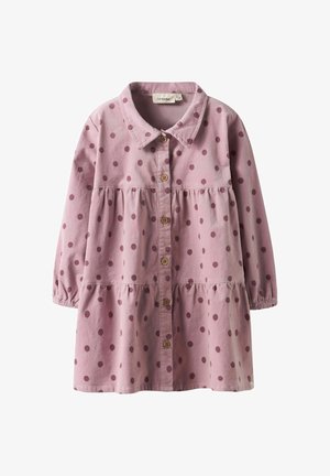 Różowa sukienka z kołnierzykiem na guziki, z warstwowym krojem i ciemnoróżowymi kropeczkami. Wykonana z teksturowanej tkaniny z elastycznymi rękawami.