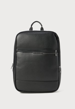 Mochila de cuero negro con un acabado texturizado, forma rectangular, bolsillo frontal con cremallera y un asa superior para llevar.