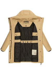 Chaqueta de plumas beige con diseño acolchado, que presenta un interior negro, detalles del logo y una etiqueta de cuidado en el forro interior.