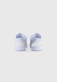 Sneakers mov cu o nuanță deschisă de violet, cu un finisaj neted și lucios. Prezintă un model matlasat, logo pe lateral și o talpă din cauciuc texturată.