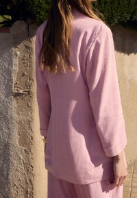 Stradivarius Pitkä takki - light pink