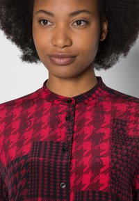 Tommy Hilfiger ICON PATCHWORK BLOUSE - Blusa com botões - red