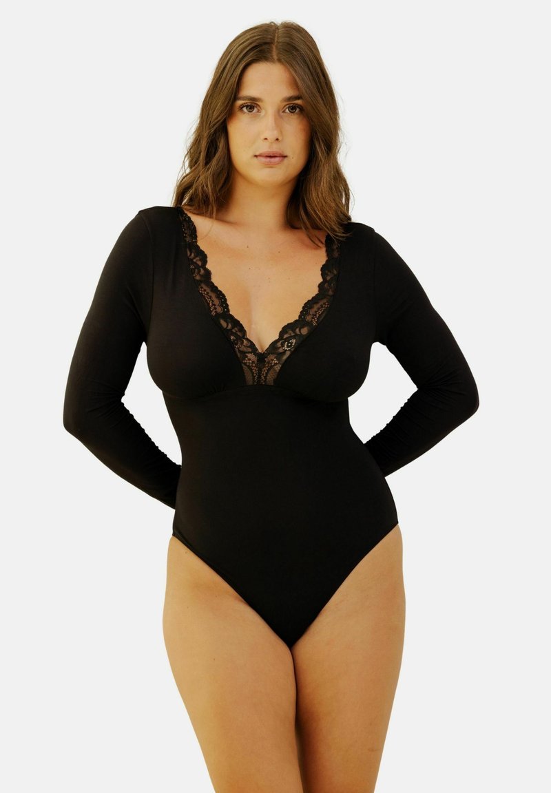 Body noir à manches longues avec un décolleté en V profond orné de dentelle, en tissu lisse, et un design à jambe haute pour une silhouette ajustée.