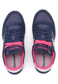 Zapatillas en navy y gris con cordones rosas, que cuentan con una parte superior de ante y malla, un collar acolchado y un logo plateado en el costado.