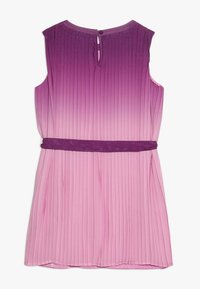 Ärmlös plisserad klänning med gradientfärg från mörklila högst upp till ljusrosa längst ner, med ett matchande mörklila bälte.