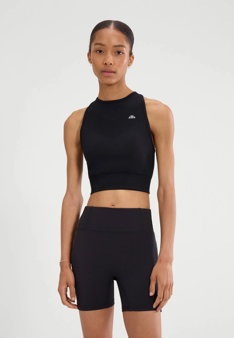 Top corto deportivo negro con escote alto y patrón de chevron texturizado, combinado con shorts negros de talle alto, ambos hechos de material ajustado.