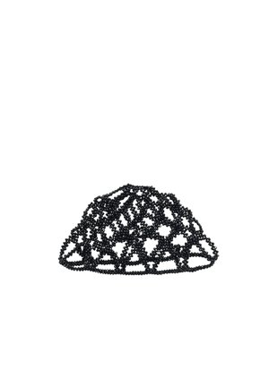 Accessoire pour cheveux noir perlé avec une structure en treillis ouverte type filet, présenté sur fond blanc.