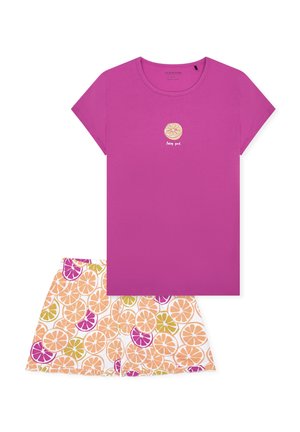 Lila kurzärmeliges Hemd mit Zitrusscheibe und Schriftzug "Feeling good", kombiniert mit weißen Shorts mit mehrfarbigem Zitrusfruchtmuster.