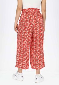 Seaside SANKT CLAUD  - Broek - red flower