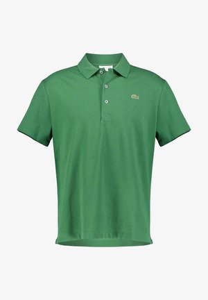 Groen poloshirt met korte mouwen, een kraag, drie knopen en een klein geborduurd krokodillenlogo op de linkerborst.