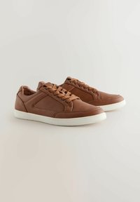 Bruine synthetische sneakers met witte rubberen zolen, met een laag profiel ontwerp, gaas accenten en tonale veters voor een veilige pasvorm.