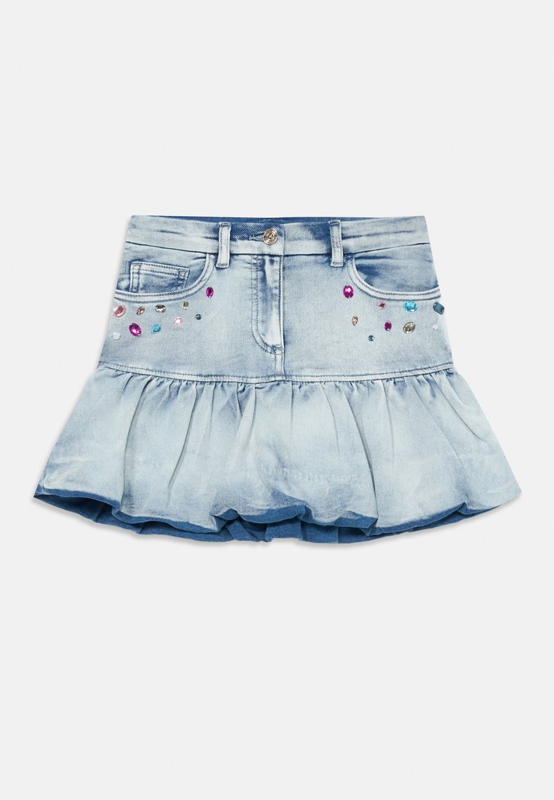 Jupe en denim bleu clair avec un volant évasé à l'ourlet, ornée de pierres précieuses colorées décoratives sur les poches avant.