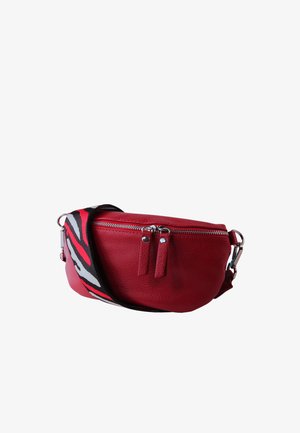 Rode leren tas met een afgeronde vorm, ritssluiting, twee handvatten aan de bovenkant en een zwart-rode band met patroon. Gestructureerd oppervlak.