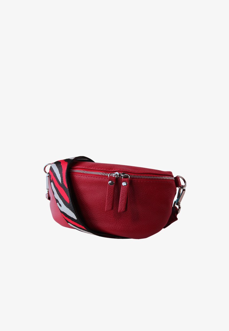 Rode leren tas met een afgeronde vorm, ritssluiting, twee handvatten aan de bovenkant en een zwart-rode band met patroon. Gestructureerd oppervlak.