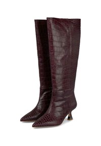 Bordeauxrode leren laarzen tot aan de knie met een krokodillenstructuur, puntige neuzen en een kleine blokhak met een contrasterende accent.