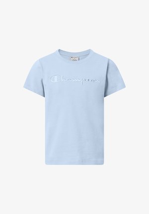 Camiseta de manga corta azul claro con el logo de "Champion" bordado en el pecho con hilo azul a juego, presentada sobre un fondo blanco.