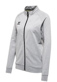 Grå sportsjakke med høj krave, ziplukning og sorte detaljer. Lavet af et blødt stof med en glat tekstur. Har logo på brystet.