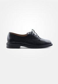 Chaussure noire en cuir à lacets avec un bout arrondi et un petit talon. Texture lisse avec des surpiqûres discrètes sur le dessus. Design classique.