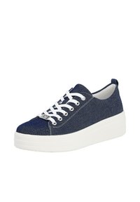 Denim-Sneaker mit weißen Schnürsenkeln, einer weißen Plattformsohle und silbernen Akzenten. Sie verfügen über ein strukturiertes, dunkelblaues Obermaterial und ein weiches Innenfutter.