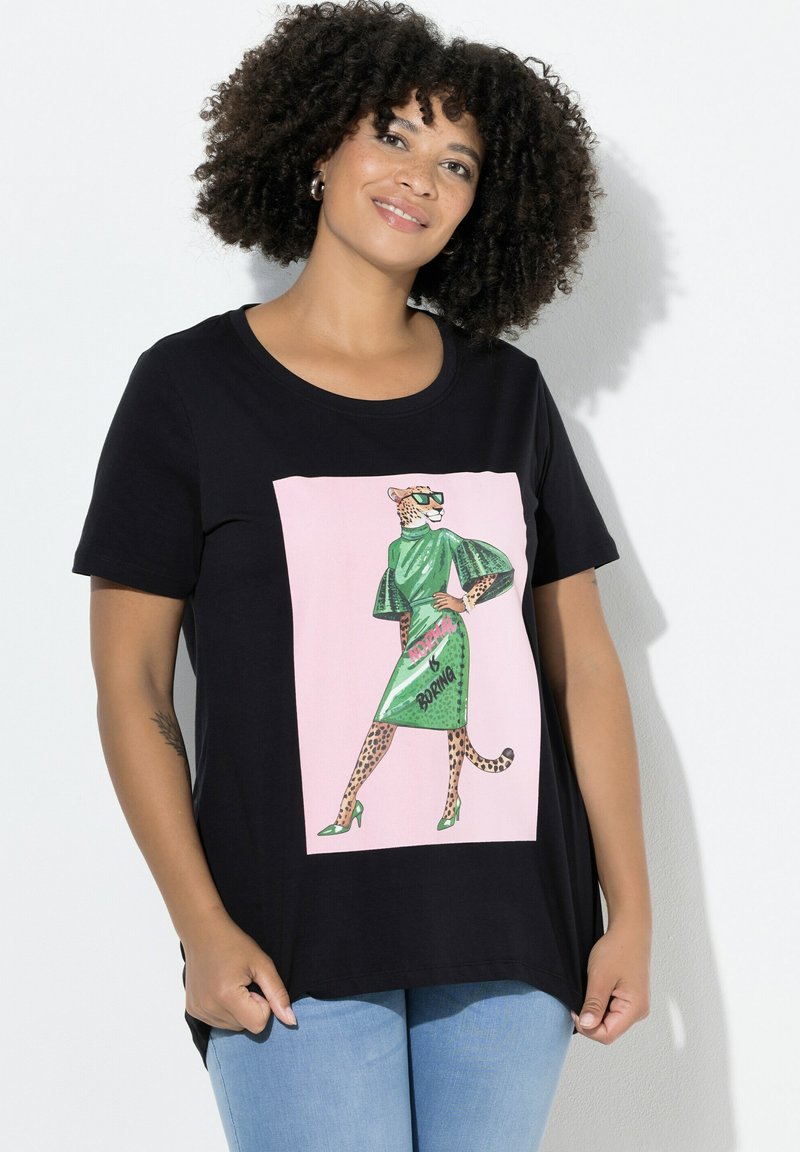 Czarny T-shirt z okrągłym dekoltem z nadrukiem lamparta w zielonej sukience na różowym tle. Casualowy krój.