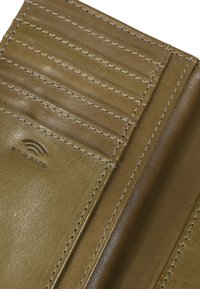 Portefeuille en cuir vert olive avec plusieurs emplacements pour cartes, coutures visibles et un emblème RFID Safe en relief, présentant une texture lisse.