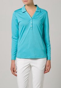 Turkos långärmad polo med krage, tre-knapps placket och logotyp på vänster bröst, tillverkad av ett slätt, lätt tyg.