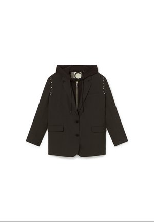 Zwarte pinstripe blazer met capuchon, voorzien van een ritsluiting en accenten in de vorm van studs op de schouders. Twee voorzakken, lange mouwen.