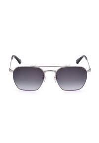 Lunettes de soleil à monture en métal argenté avec verres carrés noirs dégradés et embouts noirs, vues de face sur fond blanc.