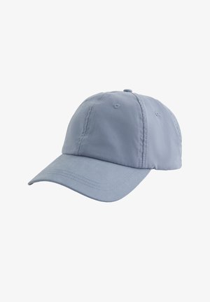 Jasnoniebieska bawełniana czapka z daszkiem z zakrzywionym rondem i przeszyciami wentylacyjnymi, przedstawiona na białym tle.