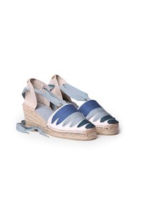 Espadrillet kengät sinisen ja vaaleanpunaisen sävyissä. Kankainen päällinen leikkauksilla, kudottu juuttikorko ja koristeelliset nauhat solmimista varten.