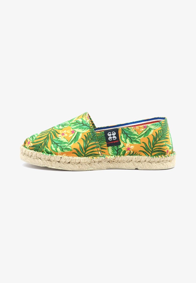 Chaussure espadrille jaune ornée de motifs de feuilles tropicales vertes et de fleurs, avec une semelle en corde de jute et une doublure bleue.