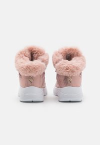 Różowe metaliczne sneakersy z puszystym różowym futerkiem przy kołnierzu i białymi podeszwami, z delikatnymi akcentami marki i teksturowanym wykończeniem.