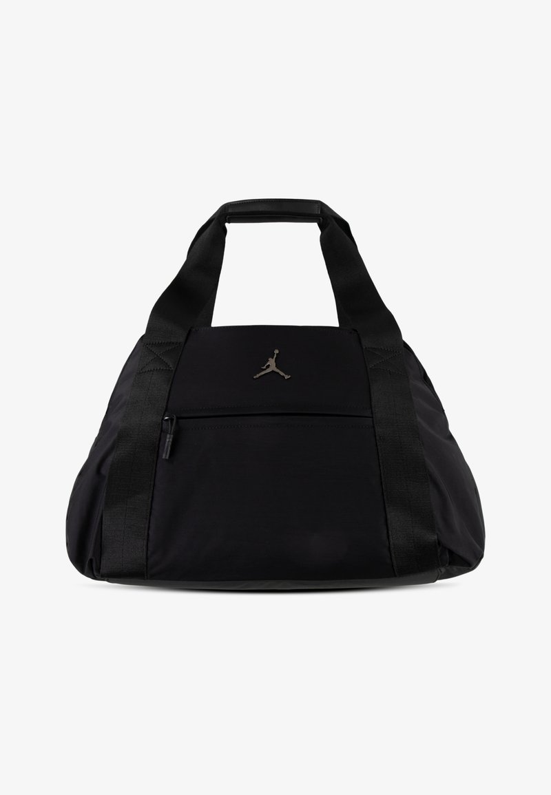 Mala de viagem preta feita de nylon, com um bolso com zíper, um logótipo Jumpman em destaque e alças robustas de tecido. Textura suave no geral.