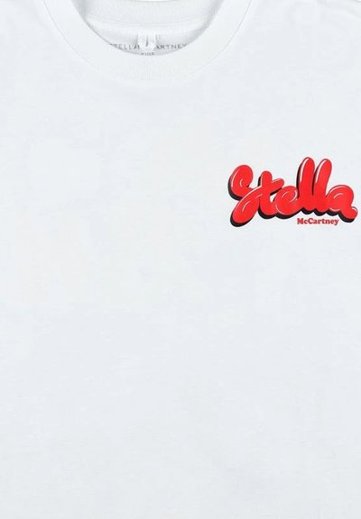 T-shirt in cotone bianco con un logo rosso lucido "Stella McCartney" sul fronte, in un font rotondo e giocoso.