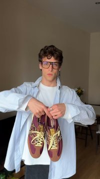 Bordo sportbačiai su kreminėmis bato raišteliais, leopardų rašto akcentais ir auksiniais detalėmis. Lengvas tekstūruotas audinys su šiek tiek išlenktu pado kontūru.