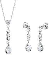 Silbernes Schmuckset mit einer Kette mit einem Tropfenanhänger und passenden Ohrringen, die jeweils mit runden und tropfenförmigen klaren Steinen verziert sind.
