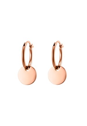 Paire de boucles d'oreilles créoles en or rose avec des pendentifs circulaires plats et lisses suspendus en bas sur fond blanc.