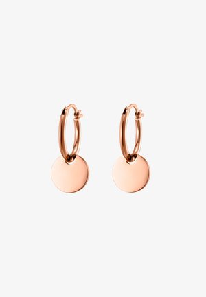 Paire de boucles d'oreilles créoles en or rose avec des pendentifs circulaires plats et lisses suspendus en bas sur fond blanc.