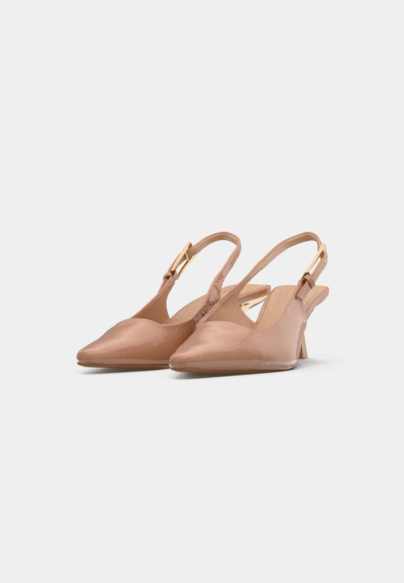 Escarpins nus à talon ouvert avec une finition brillante, bout pointu, petit talon et détail en métal doré sur la sangle. Texture lisse et design épuré.