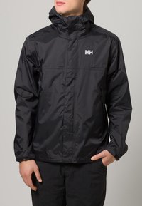 Chaqueta negra impermeable con capucha, que presenta un cremaller frontal, puños elásticos y el logo "HH" en gris en el lado izquierdo del pecho.