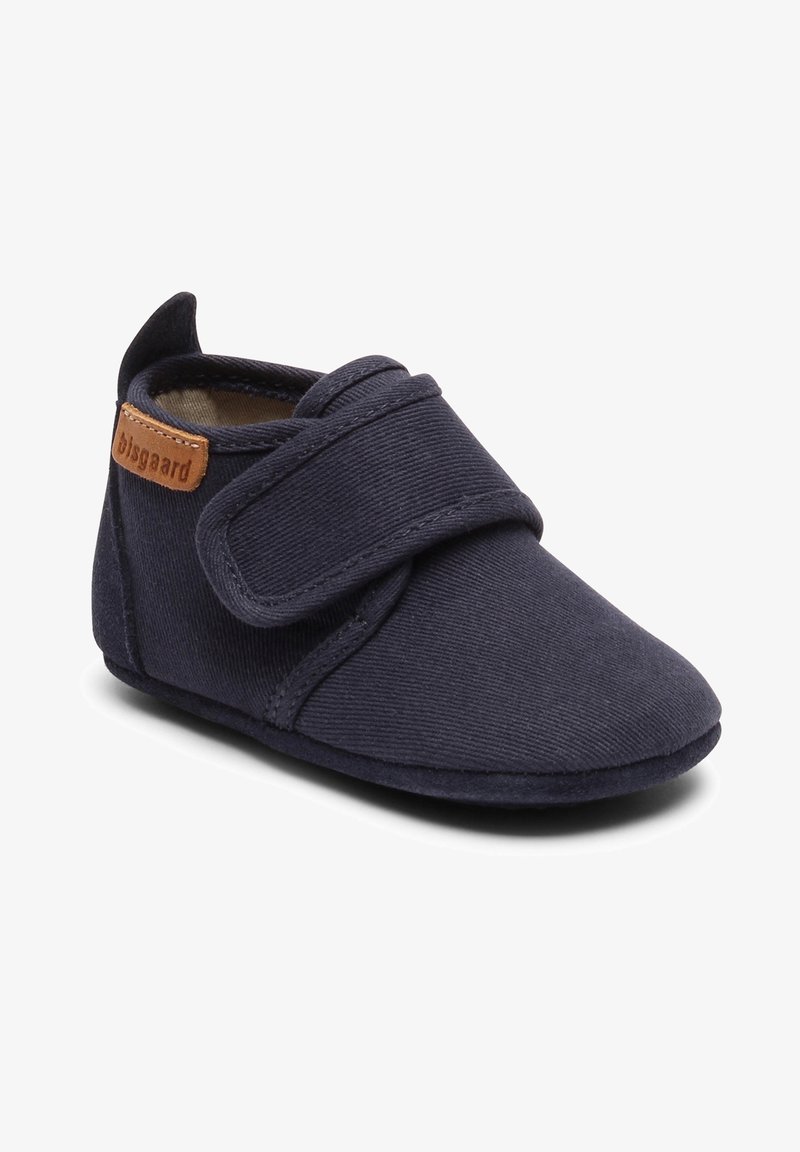 Bottines en tissu bleu marine avec un design en velours côtelé texturé, fermeture à bride Velcro, et une étiquette en cuir beige sur le côté pour un détail supplémentaire.