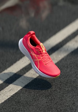 GEL KAYANO 32 - Silniční běžecké boty - flash red/beet juice