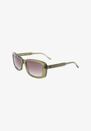 Occhiali da sole rettangolari verde oliva con lenti marroni sfumate e sottili aste, mostrati inclinati su sfondo bianco.